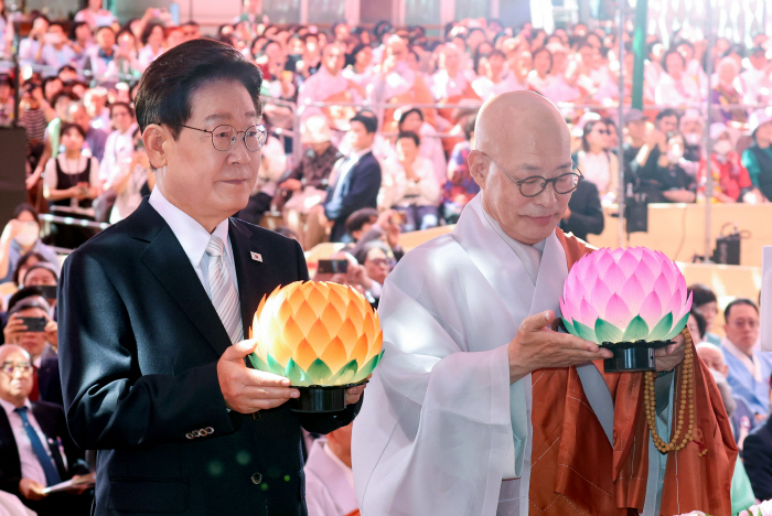 이재명 대통령, 봉축법요식 헌등