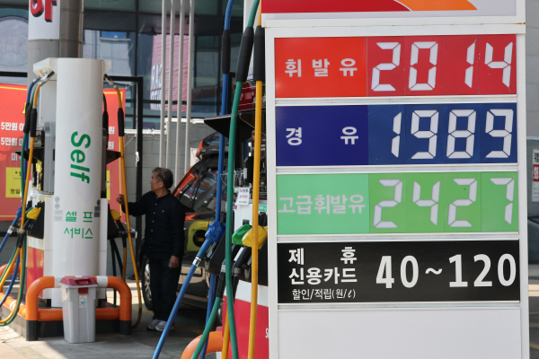 4월 소비자물가 2.6%↑…석유류 급등에 영향<YONHAP NO-3638>