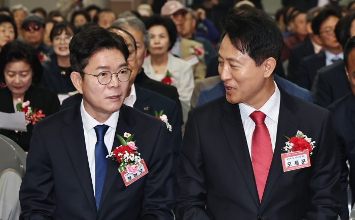 대화하는 정원오-오세훈 후보<YONHAP NO-3343>