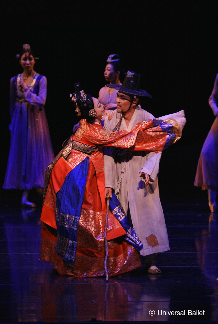 [공연사진] 2026 심청_2막 왕궁_심봉사와 심청(김명수, 강미선)ⓒ Universal Ballet