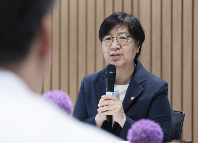 소아의료체계 점검 나선 정은경 복지장관<YONHAP NO-5181>