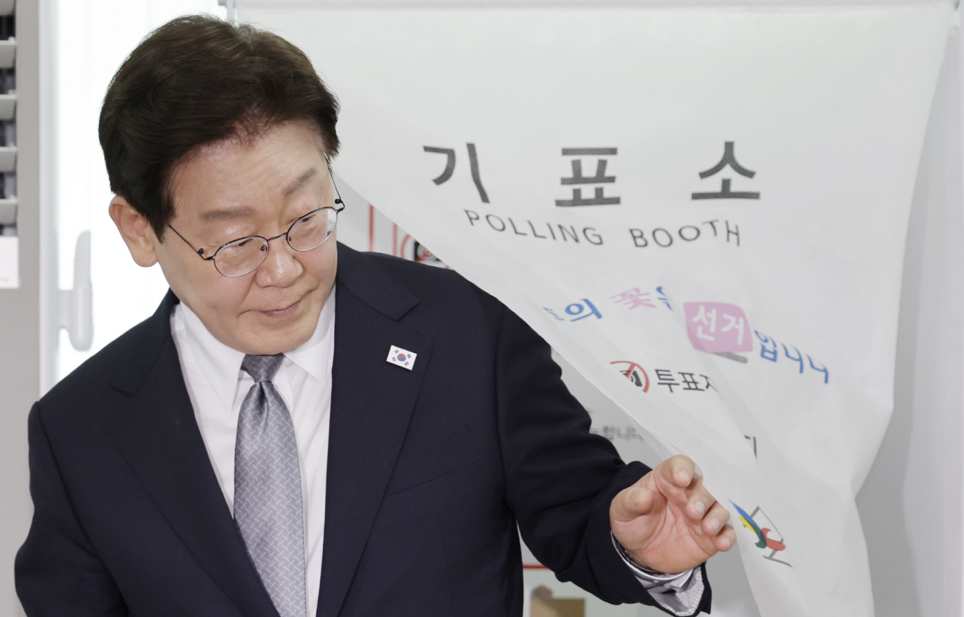 기표소 나서는 이재명 대통령<YONHAP NO-4535>