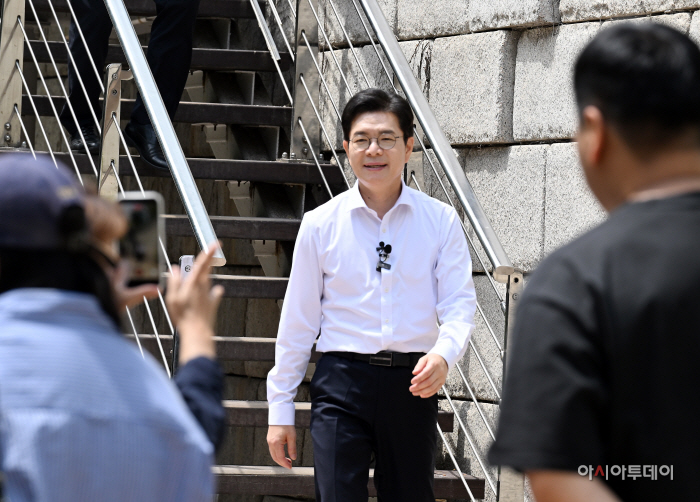 [포토]청계천에서 청년 부부 만나는 정원오 서울시장 후보