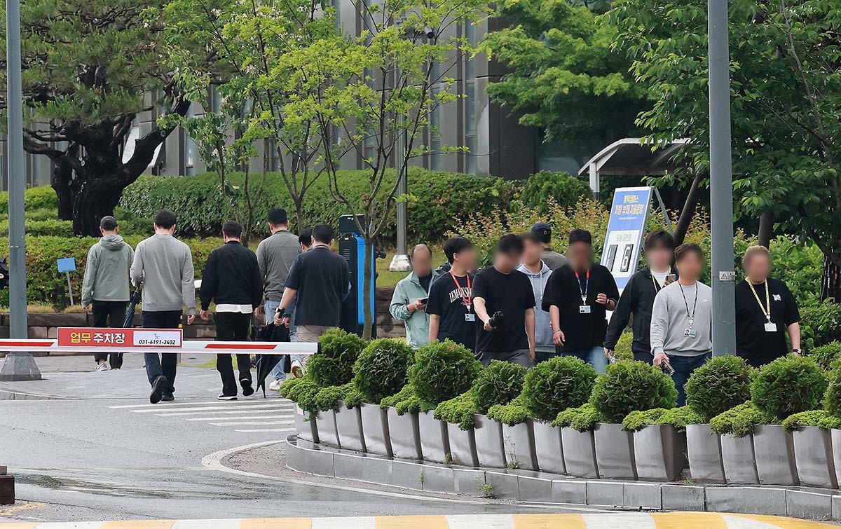 21일 경기도 평택시 삼성전자 평택캠퍼스 앞에 직원들이 분주하게 움직이고 있다. / 뉴스1