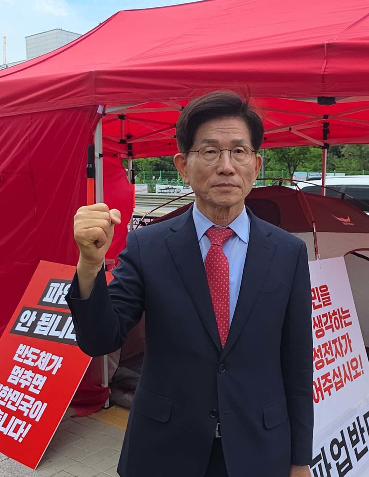 김문수 전 국민의힘 대선 후보가 19일 경기 평택시 삼성전자 평택캠퍼스 앞 단식 농성장을 찾아 양향자 국민의힘 경기도지사 후보를 격려한 뒤 삼성전자 노사 대타협을 촉구하고 있다. / 양 후보 캠프