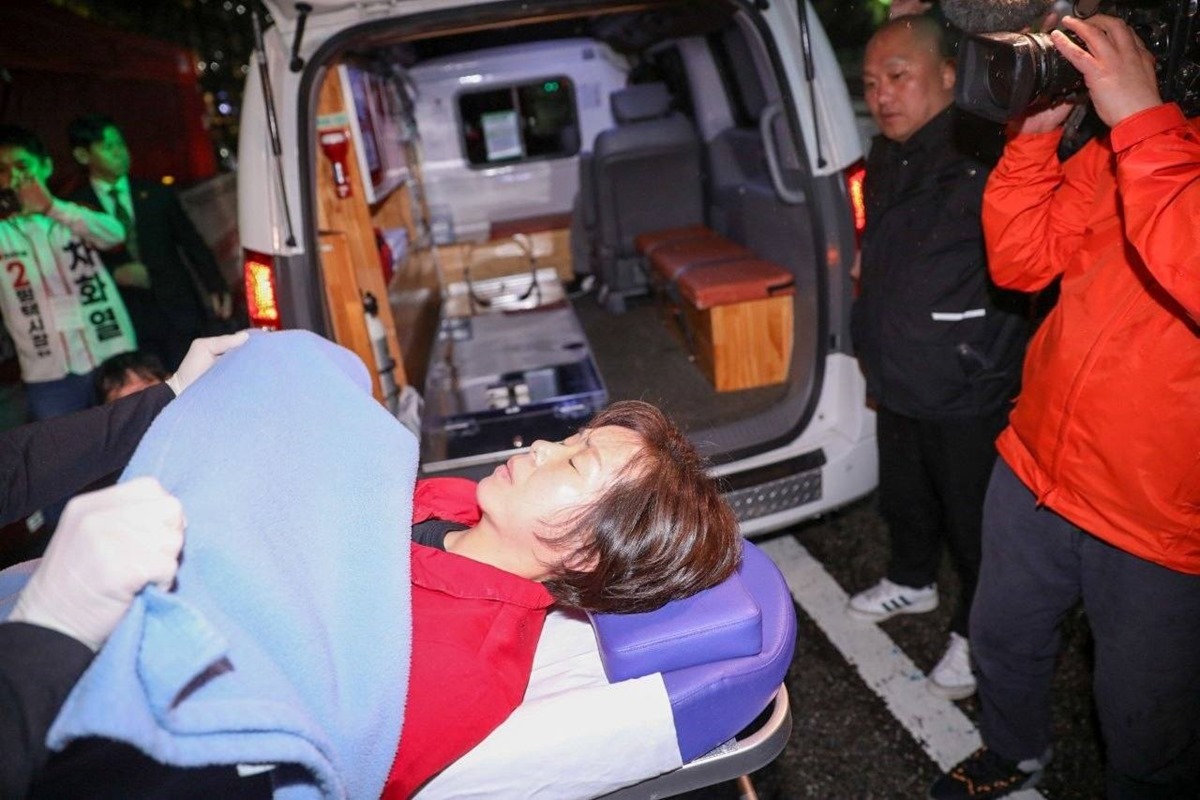 21일 새벽 경기도 평택 삼성전자 평택캠퍼스 앞에서 삼성전자 노사 간 대타협을 촉구하며 단식 농성을 벌이던 양향자 국민의힘 경기지사 후보가 병원으로 이송되고 있다. / 양향자 후보 페이스북