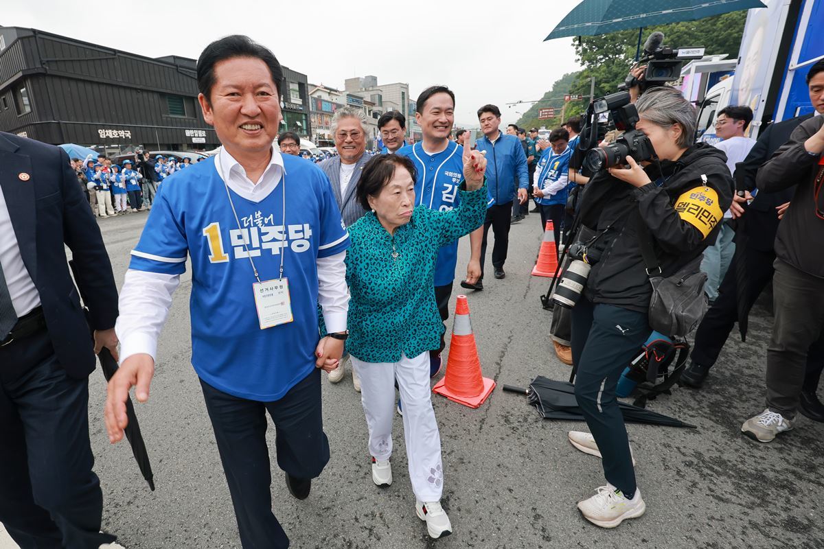 배우 전원주가 21일 더불어민주당 유세 현장에서 민주당 후보 지지를 호소하고 있다. 정청래 민주당 대표와 전원주가 손을 잡고 있는 모습. 정 대표는 이날 충남 공주를 찾아 민주당 박수현 충남지사 후보, 김영빈 공주·부여·청양 국회의원 보궐선거 후보, 김정섭 공주시장 후보의 유세를 도왔다. / 연합뉴스