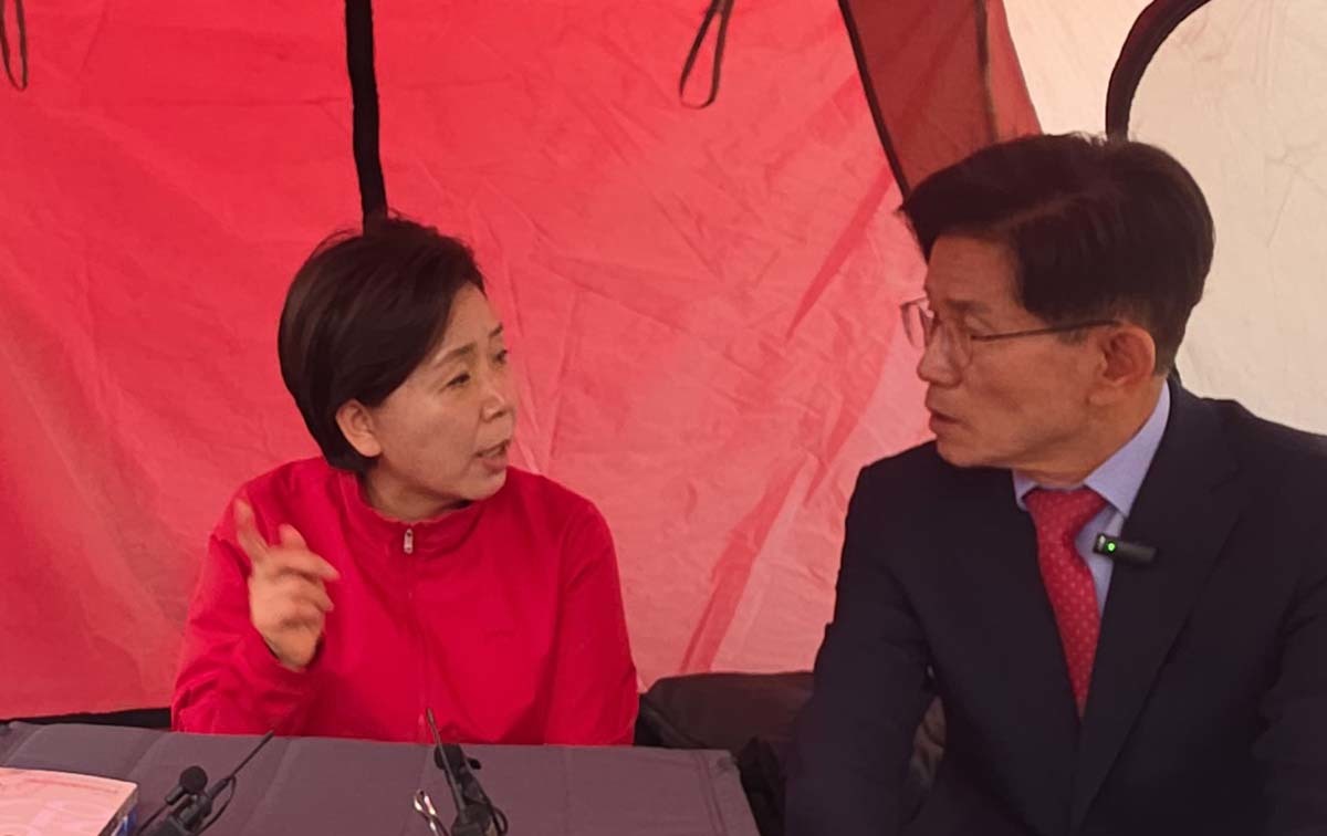 김문수 전 국민의힘 대선 후보가 19일 오전 삼성전자 평택캠퍼스 앞에서 단식 농성 중인 양향자 국민의힘 경기지사 후보를 찾아 격려하고 있다. / 양 후보 캠프 제공