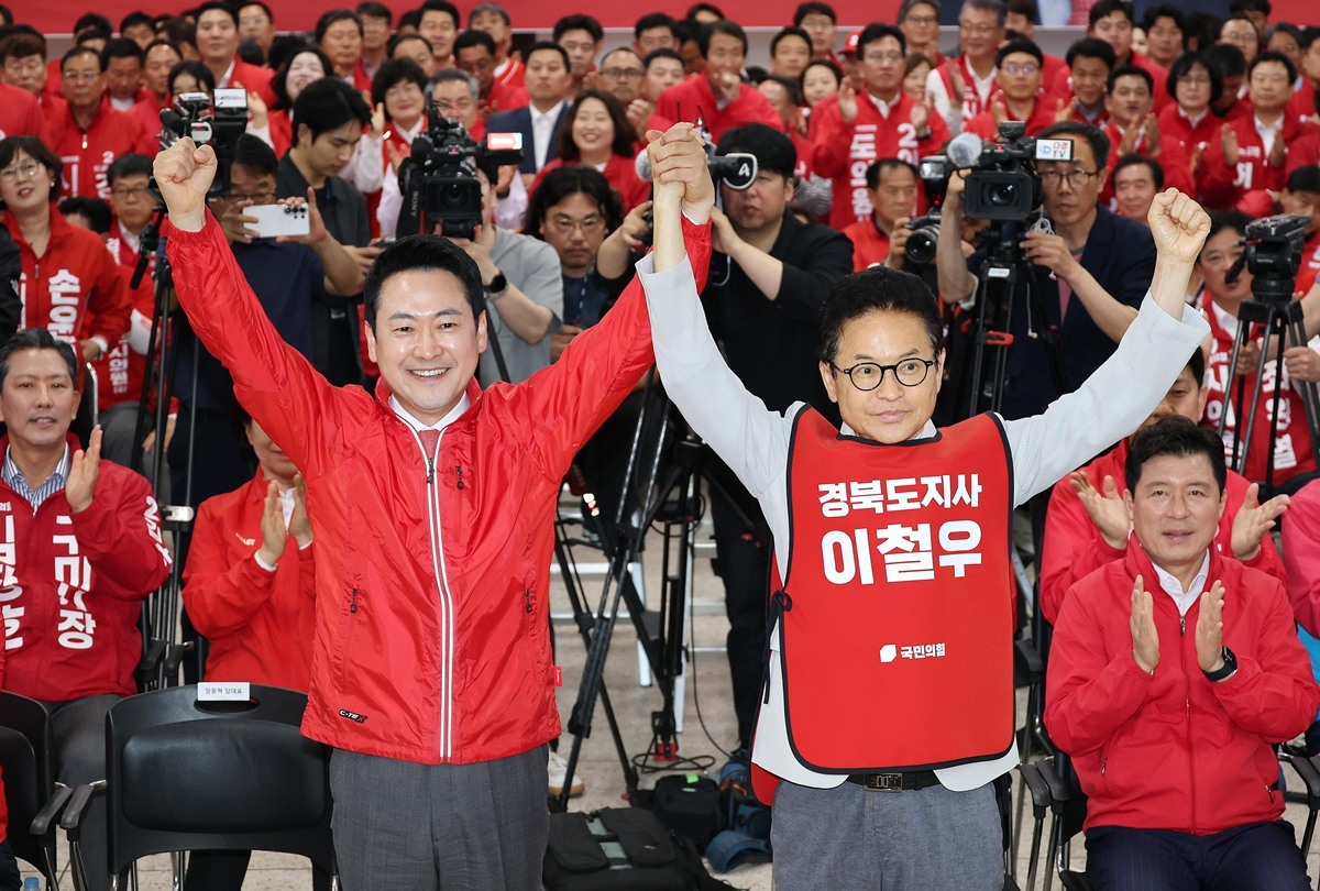 장동혁 국민의힘 대표와 이철우 경북도지사 후보(오른쪽)가 지난 12일 대구 수성구 국민의힘 당사에서 열린 경북도당 선거대책위원회 발대식에서 함께 손을 들고 지방선거 필승을 다짐하고 있다. / 뉴스1