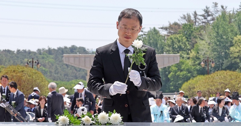 김상욱 울산시장 후보가 17일 광주 북구 운정동 국립 5·18민주묘지를 찾아 오월영령에 헌화하고 있다. 2026.5.17/뉴스1