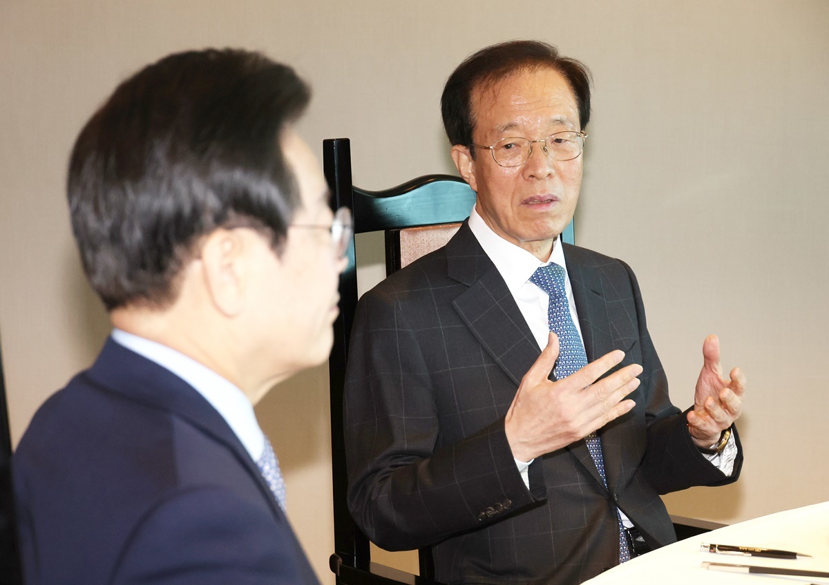 이재명 대통령(왼쪽)과 이석연 국민통합위원장 자료 사진 / 뉴스1