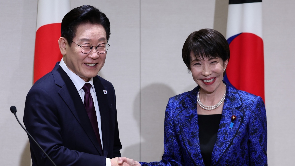 이재명 대통령과 다카이치 사나에 일본 총리가 지난 1월 일본 나라현 회담장에서 공동언론발표를 마친 뒤 악수하고 있다 / 뉴스1