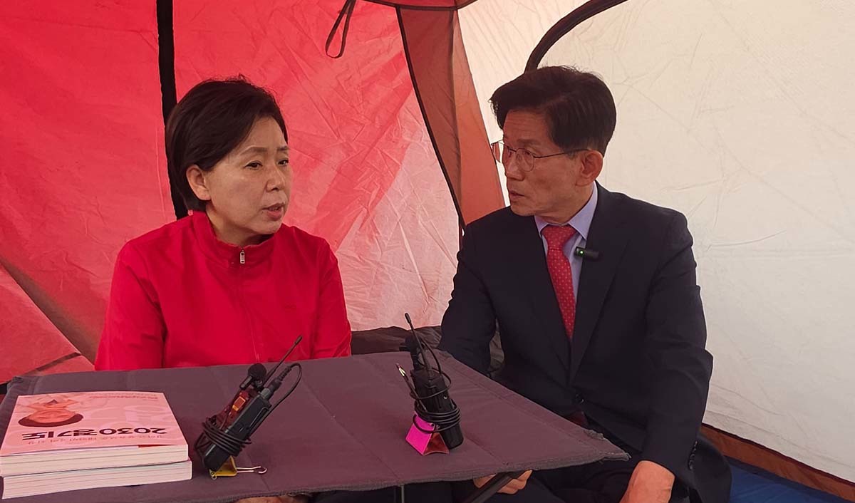 김문수 전 국민의힘 대선 후보가 19일 오전 삼성전자 평택캠퍼스 앞에서 단식 농성 중인 양향자 국민의힘 경기지사 후보를 찾아 격려하고 있다. 김 전 후보는 양 후보 캠프의 상임총괄선대위원장이다. / 양 후보 캠프 제공