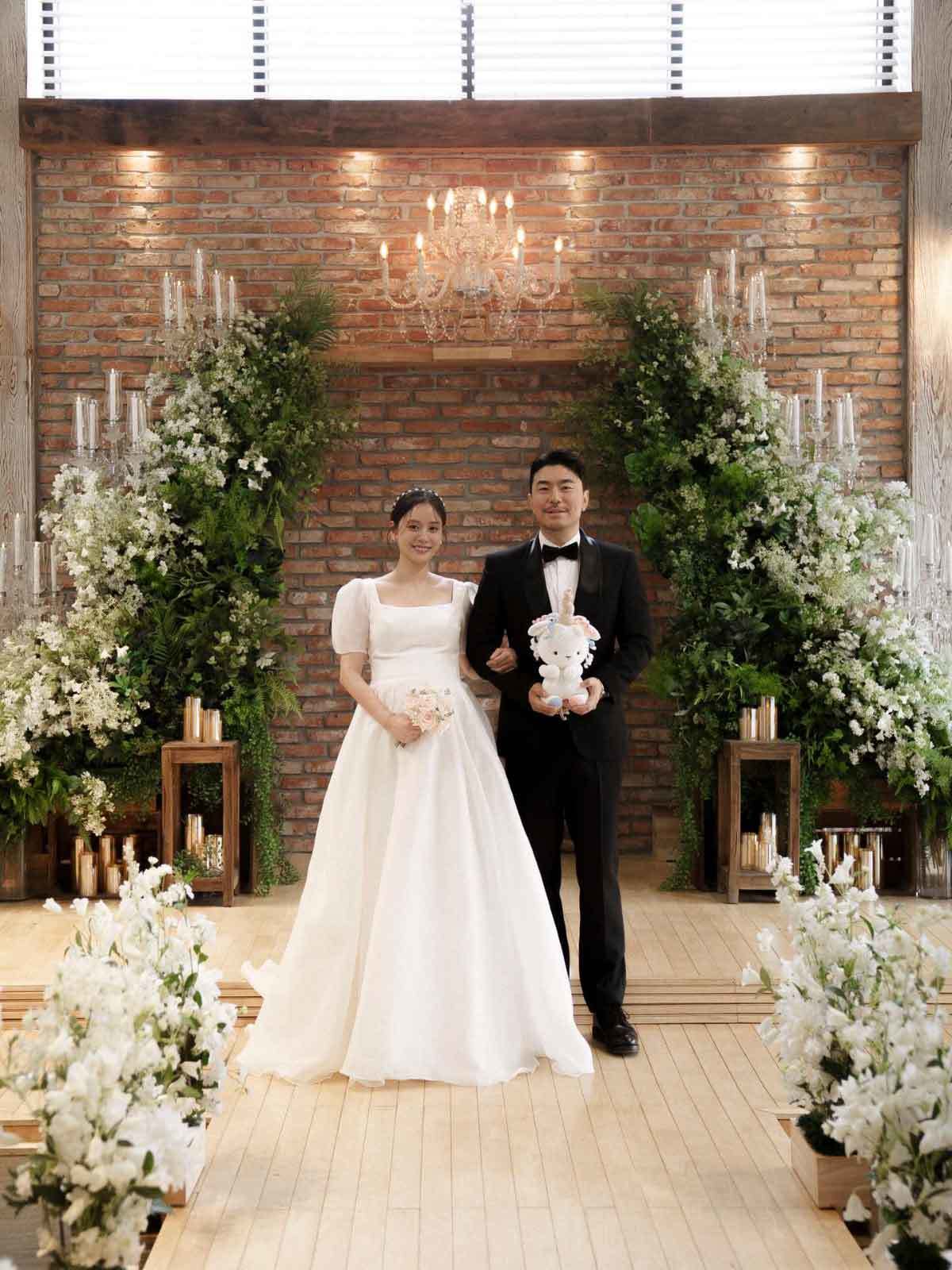 引用: イ・シオン、ソ・ジスン夫婦の結婚式の写真。 /