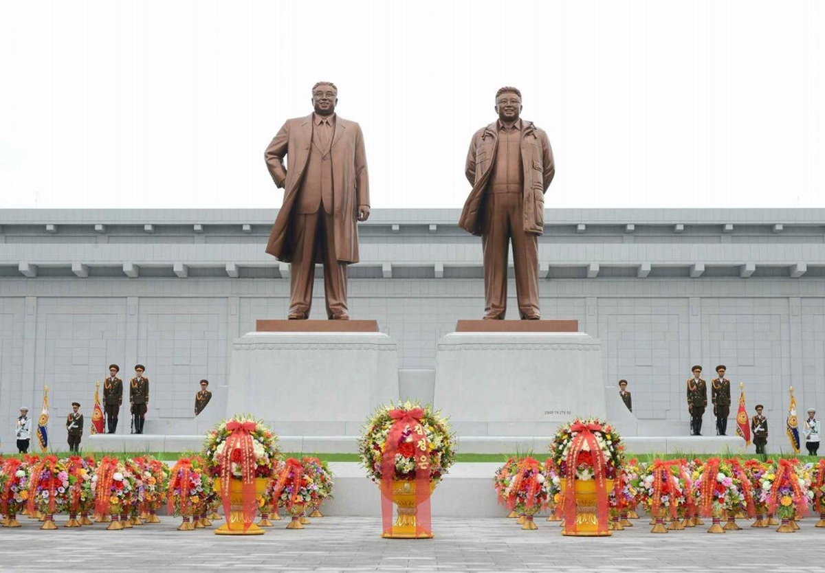 북한 평안북도 신의주시에 조성된 김일성·김정일 부자 동상. 기사와 직접적인 관련 없음. / 북한 노동신문·뉴스1