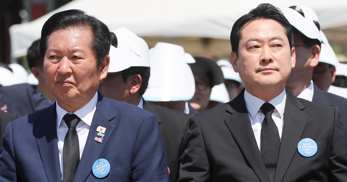 정청래 더불어민주당 대표와 장동혁 국민의힘 대표가 18일 광주 동구 5·18민주광장에서 열린 제46주년 5·18민주화운동 기념식에 참석해 있다. / 뉴스1