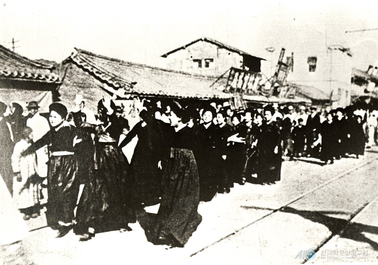 이화여자대학 학생들이 만세운동 행진을 하고 있다. [사진제공=한국학중앙연구원]