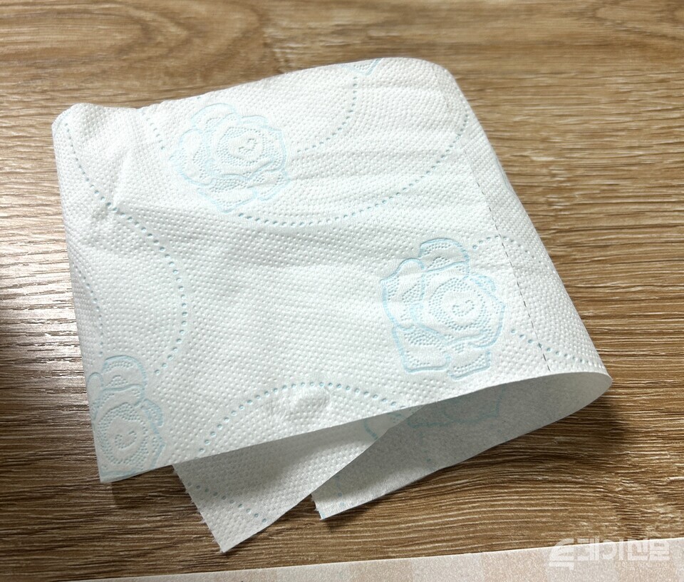 임은택씨가 센터봄 이혜린 원장에게 식사 때마다 챙겨주는 휴지. [사진제공=센터봄]