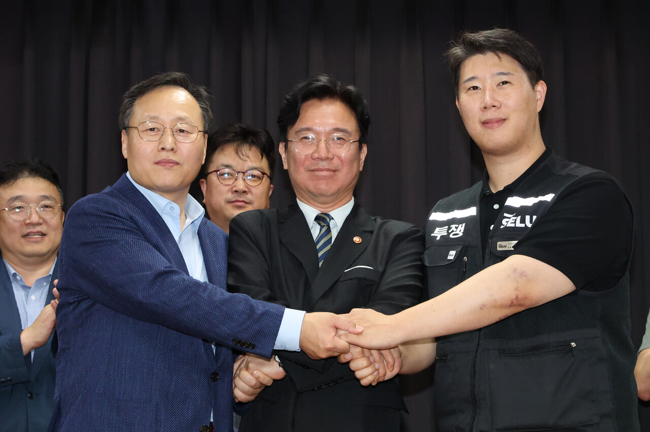 지난 20일 경기 수원시 장안구 경기고용노동청에서 진행된 삼성전자 임금협상을 마친 후 삼성전자 DS(디바이스솔루션·반도체 사업 담당) 여명구 피플팀장(왼쪽부터)과 고용노동부 김영훈 장관, 삼성그룹 초기업노동조합 삼성전자지부 최승호 위원장이 잠정 합의한에 서명한 뒤 기념사진을 촬영하고 있다. [사진제공=뉴시스]