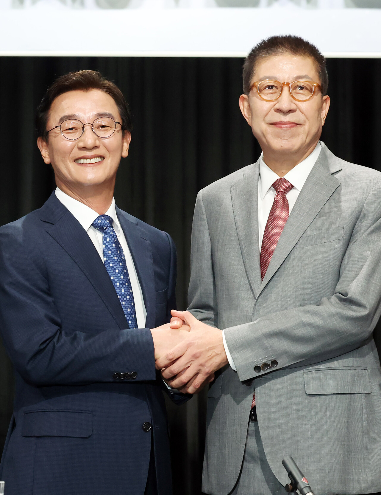 6·3전국동시지방선거 부산시장 후보자 토론회가 열린 12일 부산 동구 부산MBC에서 전재수(왼쪽) 더불어민주당 후보와 박형준 국민의힘 후보가 본격적인 토론에 앞서 악수하고 있다. [사진제공=뉴시스]