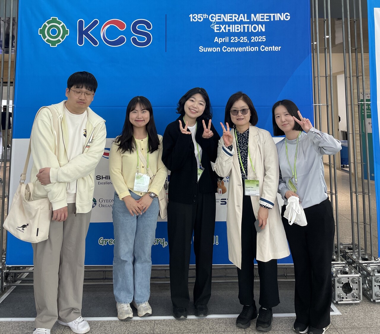 제135회 대한화학회 학술발표회에 추현아 책임연구원(오른쪽에서 두 번째)과 실험 연구원들이 기념 사진을 촬영하고 있다. [사진제공=본인]