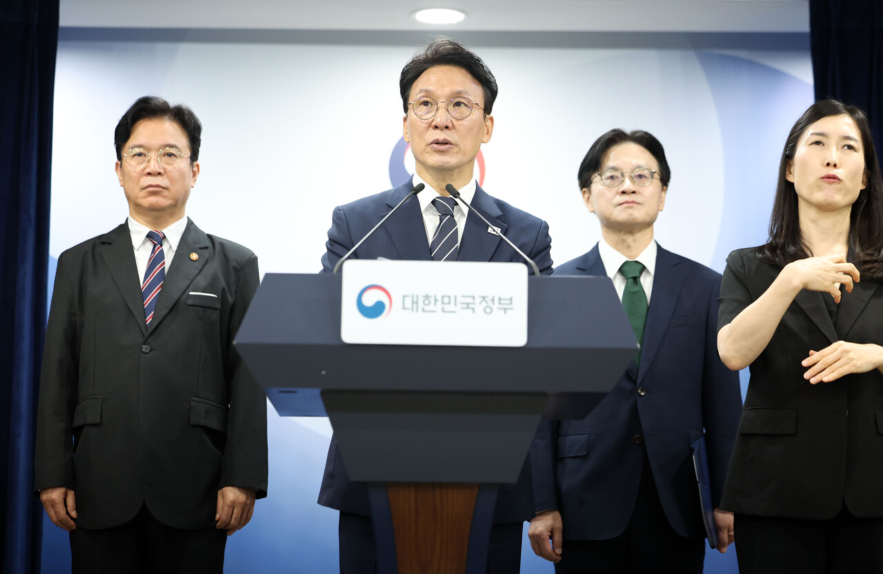 김민석 국무총리가 지난 17일 서울 종로구 정부서울청사에서 삼성전자 파업 관련 대국민 담화를 발표하고 있다. [사진제공=뉴시스]