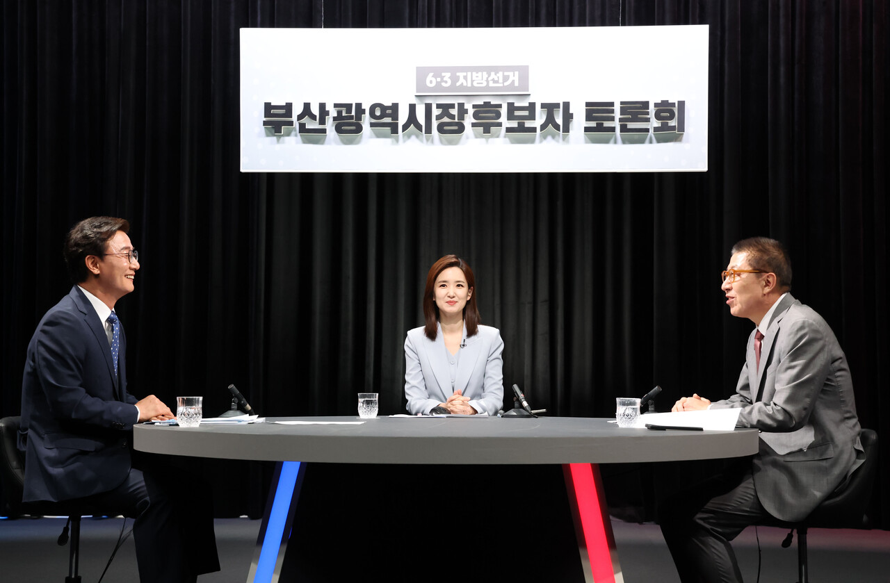 6·3전국동시지방선거 부산시장 후보자 토론회가 열린 12일 부산 동구 부산MBC에서 전재수(왼쪽) 더불어민주당 후보와 박형준 국민의힘 후보가 본격적인 토론에 앞서 사전 연습을 하고 있다. [사진제공=뉴시스]