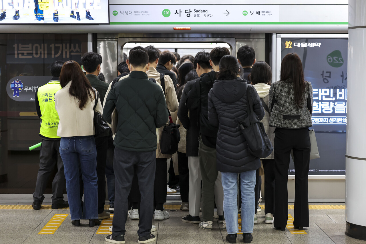 2023년 11월 서울 동작구 사당역 승강장이 시민들로 가득차 있다. [사진제공=뉴시스]
