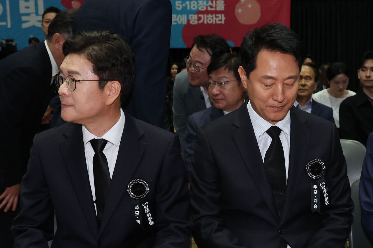 정원오(왼쪽) 더불어민주당 서울시장 후보와 오세훈 국민의힘 서울시장 후보가 18일 서울 중구 서울시청에서 열린 5.18민주화운동 제46주년 서울기념식에 참석해 서로 다른곳을 보고 있다. [사진제공=뉴시스]