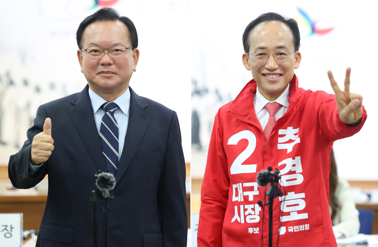 김부겸 더불어민주당 대구시장 예비후보와 추경호 국민의힘 대구시장 예비후보가 14일 오전 대구 서구 대구시선거관리위원회에서 6·3 지방선거 대구시장 후보자 등록을 마친 뒤 기념촬영을 하고 있다. [사진제공=뉴시스]
