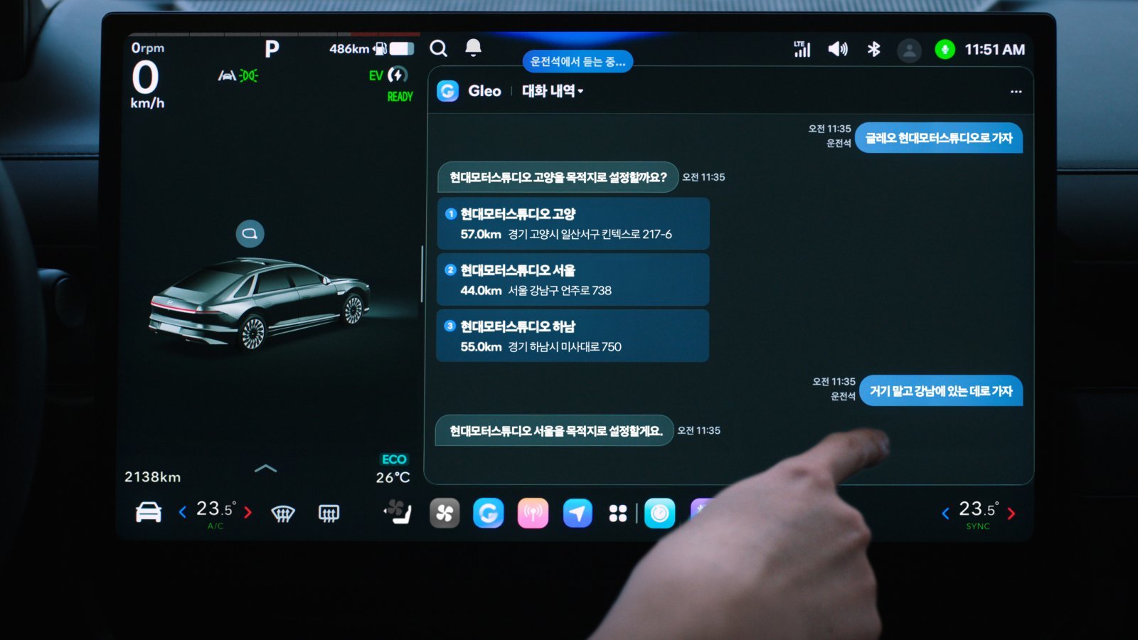 플레오스 커넥트 디스플레이. 왼쪽은 차량의 기본 주행 정보를, 오른쪽은 내비게이션, 오디오, 미디어 등 사용자 편의에 맞는 기능으로 활용할 수 있다. 현대차 제공