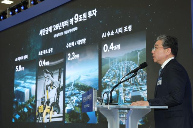 장재훈 현대차그룹 부회장이 지난 2월 27일 전북 군산새만금컨벤션센터에서 이재명 대통령이 참석한 가운데 열린 새만금 로봇·수소·AI 시티 투자협약식에서 새만금 미래 전략사업 투자계획을 발표하고 있다 사진연합뉴스