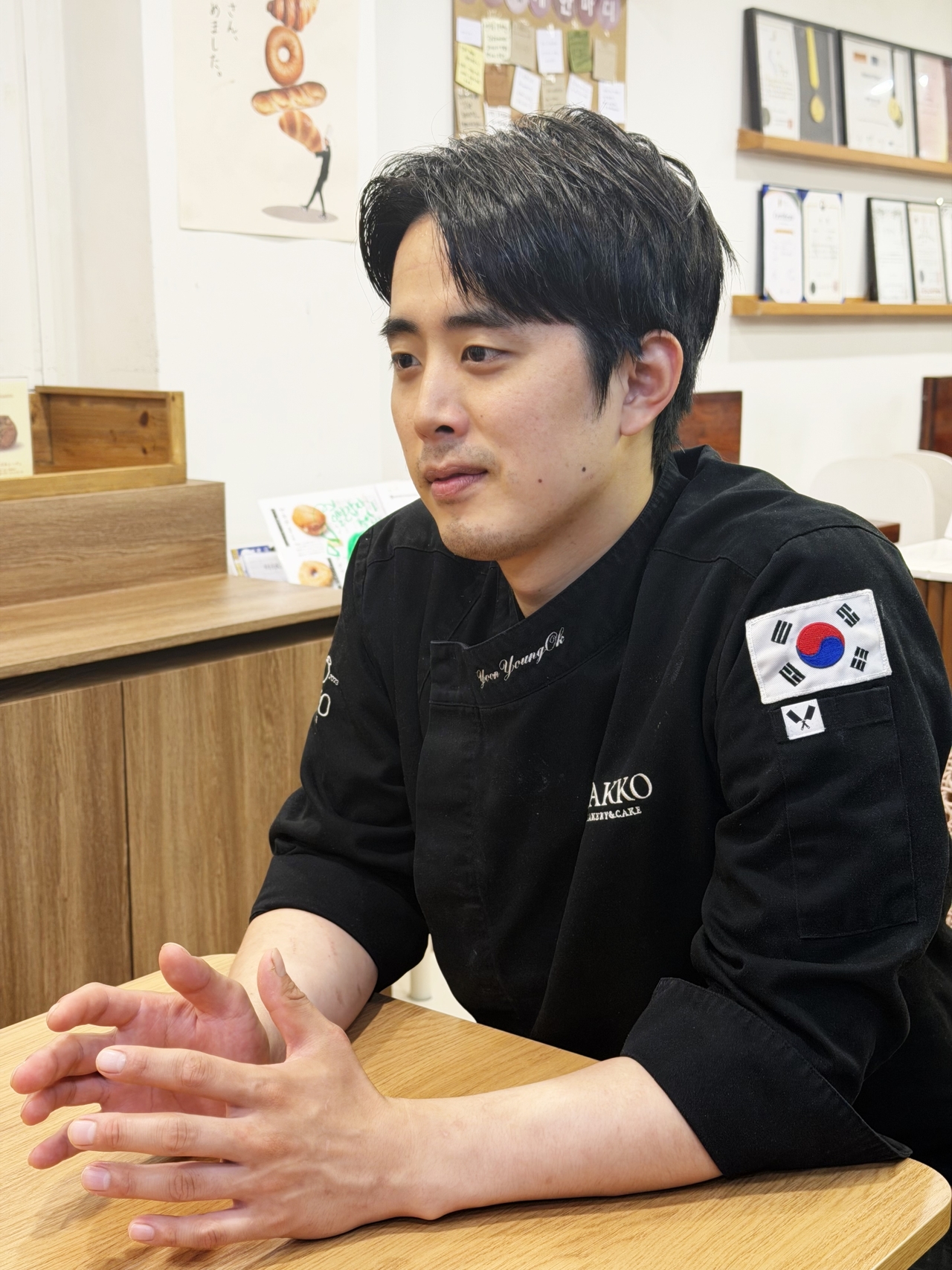 이진우 ‘핫코베이커리’ 셰프가 매장에서 빵 제조법을 설명하고 있다. [핫코베이커리 제공]
