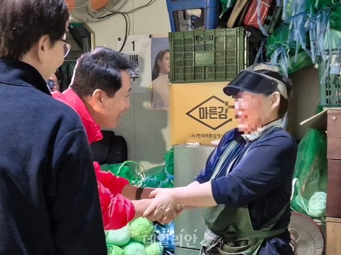 오세훈 국민의힘 서울시장 후보가 21일 새벽 서울 가락동 농수산물도매시장을 찾아 상인들과 악수하고 있다. ⓒ데일리안 김주훈 기자