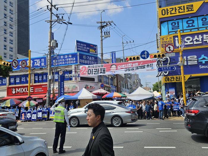 23일 오후 경기 오산시 오색시장 앞 추미애 더불어민주당 경기도지사 후보 연설을 듣기 위해 시민들이 모여있는 모습 ⓒ데일리안 민단비 기자