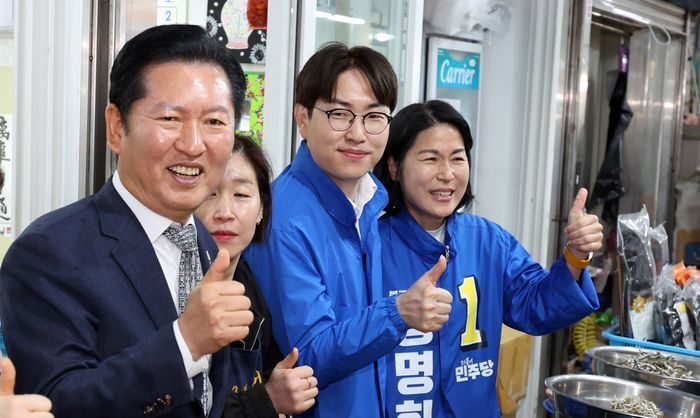 정청래 더불어민주당 대표가 3일 부산 북구 구포시장에서 하정우 전 청와대 AI미래기획수석 등과 상인들에게 인사하며 지지를 호소하고 있다. ⓒ뉴시스