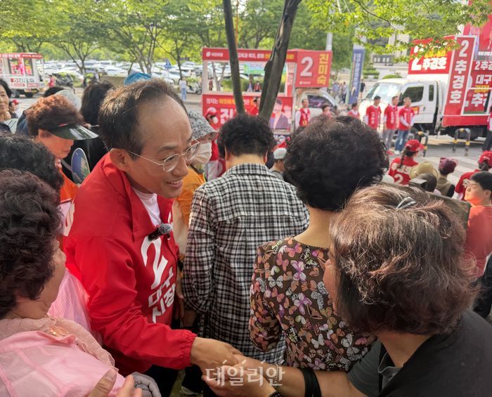 추경호 국민의힘 대구시장 후보가 25일 오후 달서구 두류공원에서 시민들과 악수를 하고 있다. ⓒ 데일리안 김수현 기자