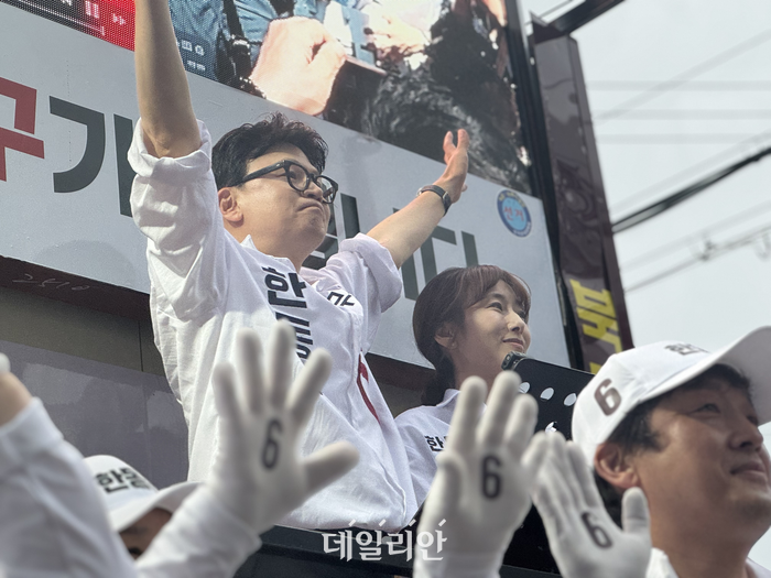 부산 북구갑 국회의원 보궐선거에 출마한 한동훈 무소속 후보가 21일 부산 북구 구포시장 쌈지공원에서 열린 출정식에서 아내 진은정 변호사와 함께 지지를 호소하고 있다. ⓒ데일리안 오수진 기자