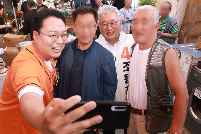 개혁신당 천하람 원내대표와 조응천 경기도지사 후보가 22일 경기 고양시 능곡전통시장에서 시민과 기념촳영하고 있다. ⓒ데일리안 방규현 기자