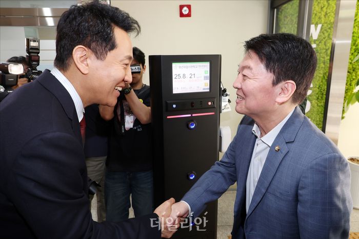 국민의힘 오세훈 서울시장 후보와 안철수 의원이 18일 서울 영등포구 서울 청년취업사관학교 영등포캠퍼스에서 청년들과 간담회를 갖기 전 인사를 나누고 있다. ⓒ데일리안 홍금표 기자