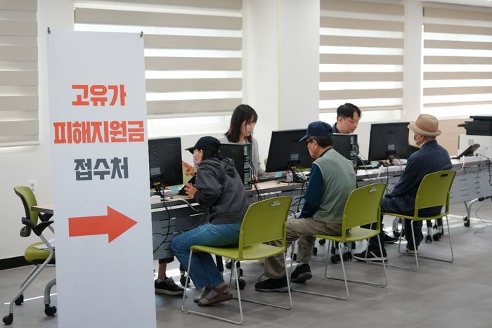1차 고유가 피해지원금 접수 당시 오산시 중앙동 행정복지센터을 찾은 신청자들 모습.ⓒ오산시 제공