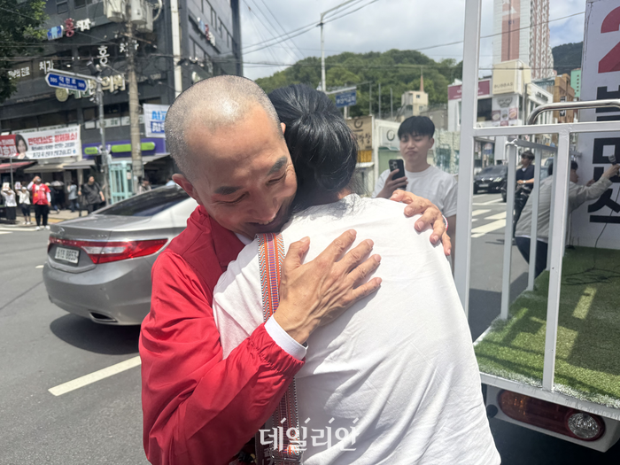 부산 북구갑 국회의원 보궐선거에 출마한 박민식 국민의힘 후보가 22일 부산 북구 만덕시장에서 눈물을 흘리는 시민을 달래고 있다. ⓒ데일리안 오수진 기자