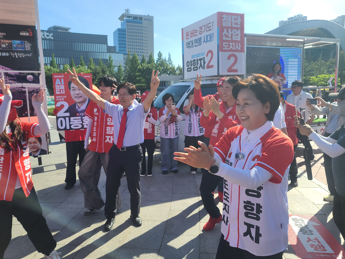 양향자 국민의힘 경기도지사 후보가 31일 경기도 고양시 일산호수공원에서 상임총괄선대위원장을 맡은 김문수 전 고용노동부 장관과 함께 춤을 추고 있다. ⓒ데일리안 민단비 기자