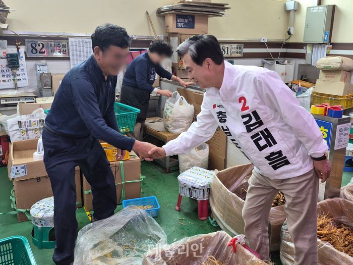 김태흠 국민의힘 충남도지사 후보가 27일 충남 금산수삼센터를 방문해 상인들과 인사 중이다. ⓒ데일리안 김주혜 기자