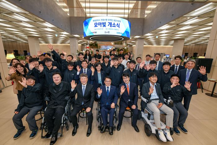 지난 26일 경기도 의왕연구소에서 열린 현대모비스 자회사형 장애인 표준사업장 ‘모아빛’개소식에서 이규석 현대모비스 사장(앞줄 왼쪽 세번째)과 이종성 한국장애인고용공단 이사장(앞줄 왼쪽 네번째)이 관계자들과 기념촬영을 하고 있다.ⓒ현대모비스