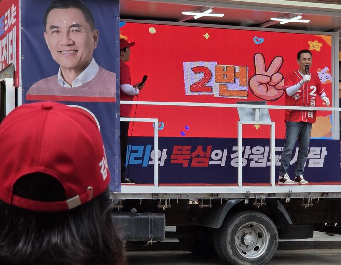 김진태 국민의힘 강원특별자치도지사 후보가 25일 철원 동송시장 입구에서 유세차에 올라 지지를 호소하고 있다. ⓒ데일리안 김은지 기자