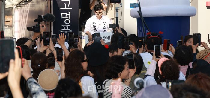 한동훈 무소속 부산 북구갑 국회의원 후보가 14일 부산 북구 덕천동 일대에서 시민들을 만나고 있다. ⓒ데일리안 방규현 기자