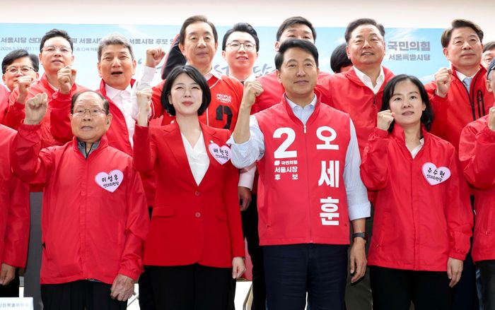 오세훈 국민의힘 서울시장 후보와 배현진 서울시당 선거대책위원장을 비롯한 참석자들이 12일 오후 서울 여의도 중앙당사에서 열린 선대위 발대식 및 서울시당 선대위-서울시장 후보 연석회의에서 기념촬영을 하고 있다. ⓒ뉴시스