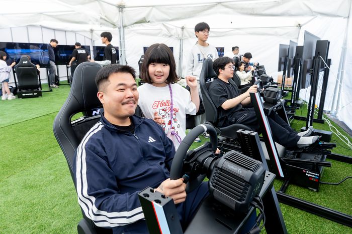 현대 N 페스티벌에 참가한 고객들이 현대 N 레이싱 시뮬레이터를 체험해보고 있는 모습ⓒ현대자동차