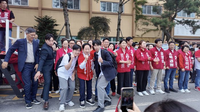 주광덕 남양주시장 후보가 국민의힘 다른 남양주시 후보들과 함께 출정식을 갖고 화이팅을 외치고 있다.
